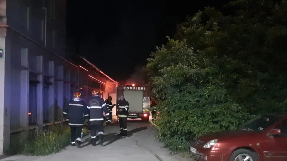Incendiu la o hala, în apropiere de Capitală