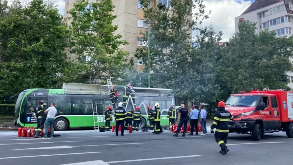 Un autobuz a luat foc în mers