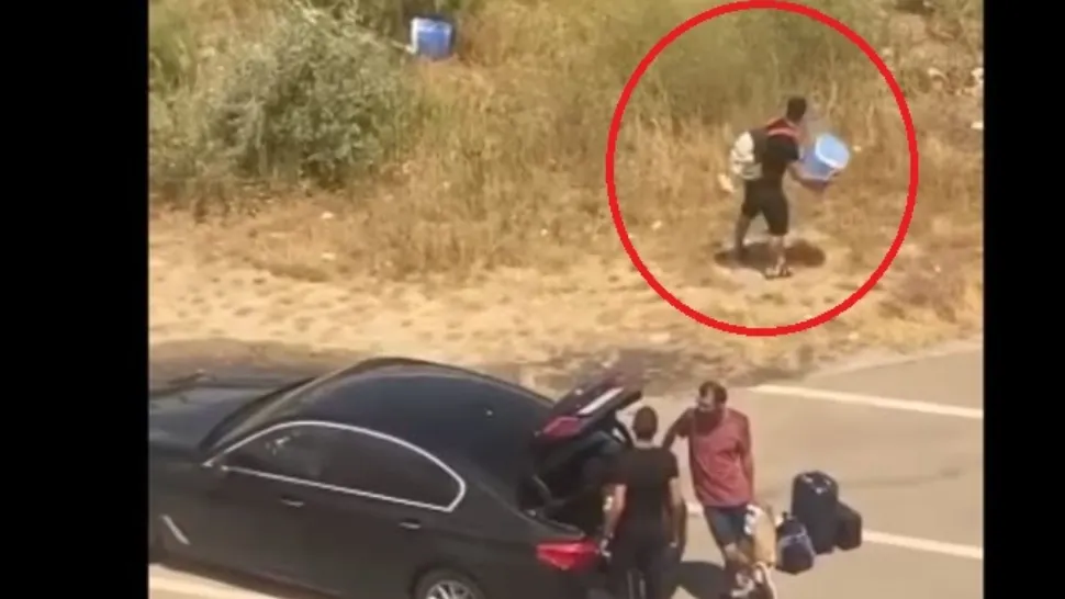 Șofer surprins în timp ce își arunca gunoaiele pe spațiul verde din Mamaia Nord
