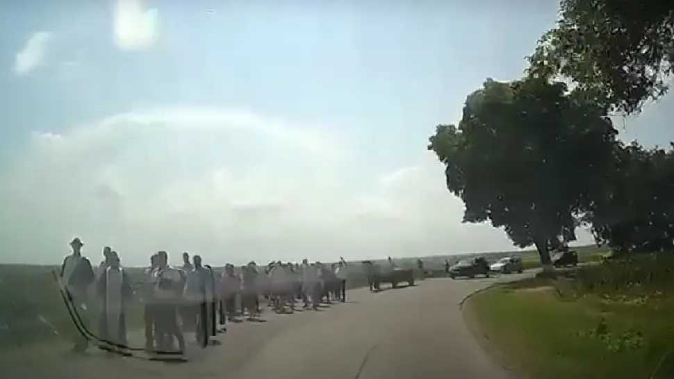 Secetă în Vrancea, culturi stropite cu aghiasmă, de un sobor de preoți - VIDEO
