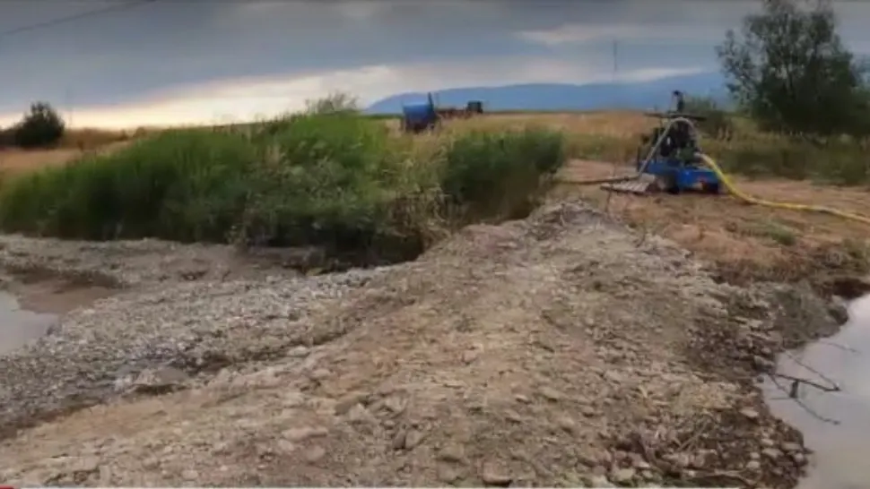 Un fermier a oprit cursul unui râu ca să-și ude cele 80 de hectare de teren agricol - "Război" pe apă, în jud. Brașov