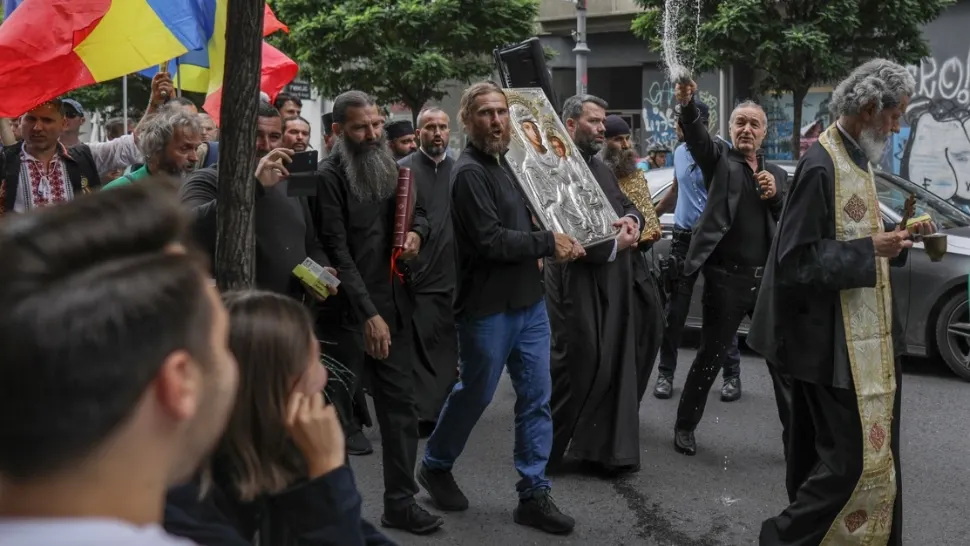 Gigi Becali, procesiune cu preoți după parada Bucharest Pride: a stropit cu agheasmă Calea Victoriei - FOTO