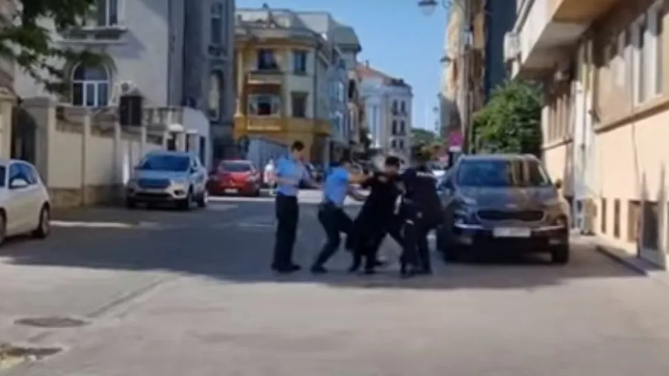Calugăr recalcitrant, imobilizat de polițiști - Captură video