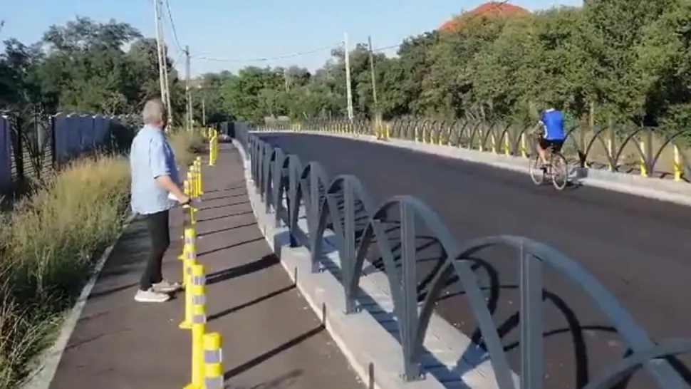 Mircea Dinescu și singurul biciclist din sat. Foto/Profimedia