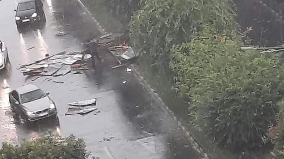 Furtună devastatoare la Râmnicu Vâlcea. Acoperișuri luate de vânt, copaci rupți FOTO/VIDEO