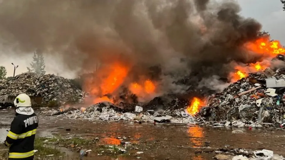 Incendiu la un centru de reciclare, din Târgoviște: degajări mari de fum
