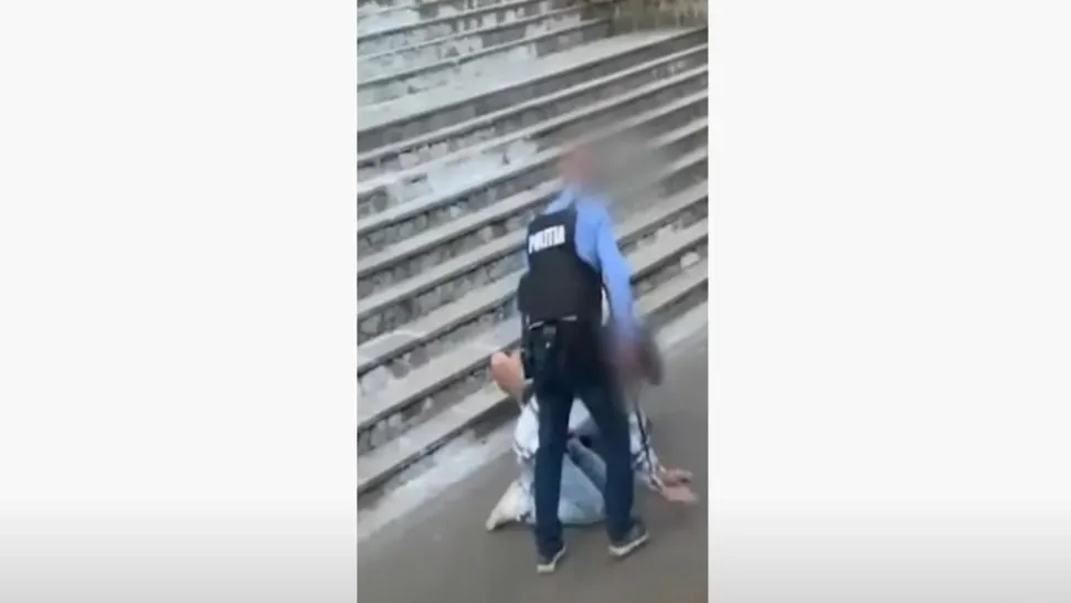 Un tânăr a fost bătut de un polițist. Captură video