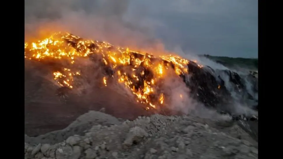 INCENDIU uriaș la groapa de gunoi a oraşului Băicoi - A fost emis mesaj RO-ALERT din cauza fumului