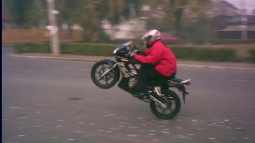 Motociclist DROGAT, oprit de polițiștii din Slatina, după ce a mers pe O ROATĂ