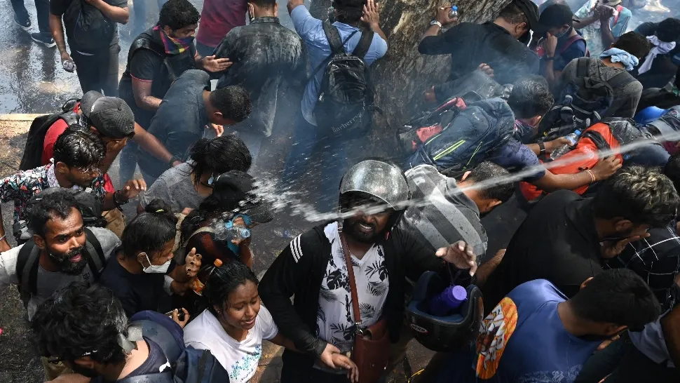 Sri Lanka în FALIMENT. După ce a fugit președintele, protestatarii au asaltat locuința premierului. Sunt zeci de răniți