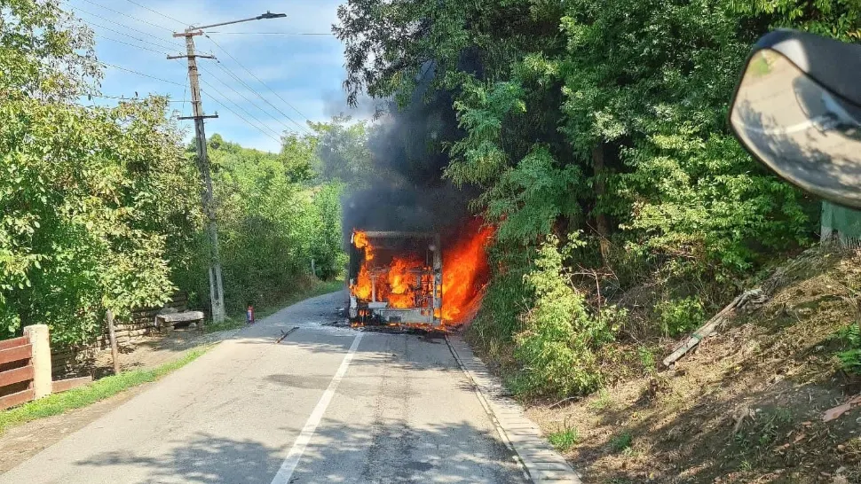 Un autobuz a ars ca o torță, după ce a luat foc în mers! Panică printre călători - GALERIE FOTO