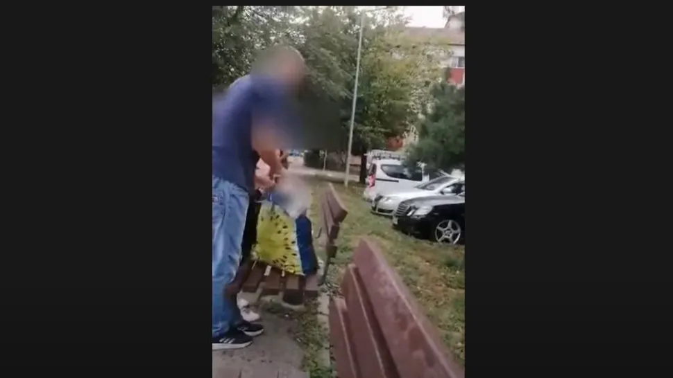 Copil cărat în sacoșă/ Captură video Ora de Sibiu