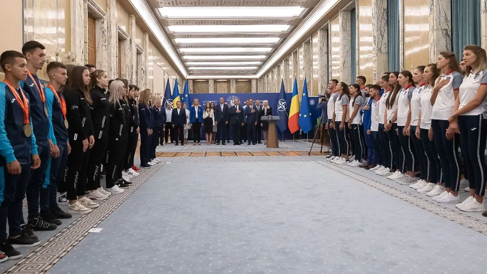 Sportivii care s-au întors cu aurul acasă, premiați de Nicolae Ciucă