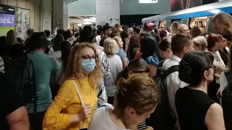 Trenuri puține la metrou, aglomerație și întârzieri - Capitala este sufocată