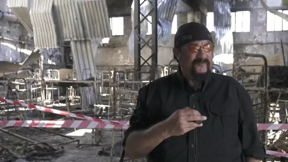 Steven Seagal, admirator al lui Putin, mesaj halucinant pro-războiul din Ucraina, printre ruinele din Olenivka