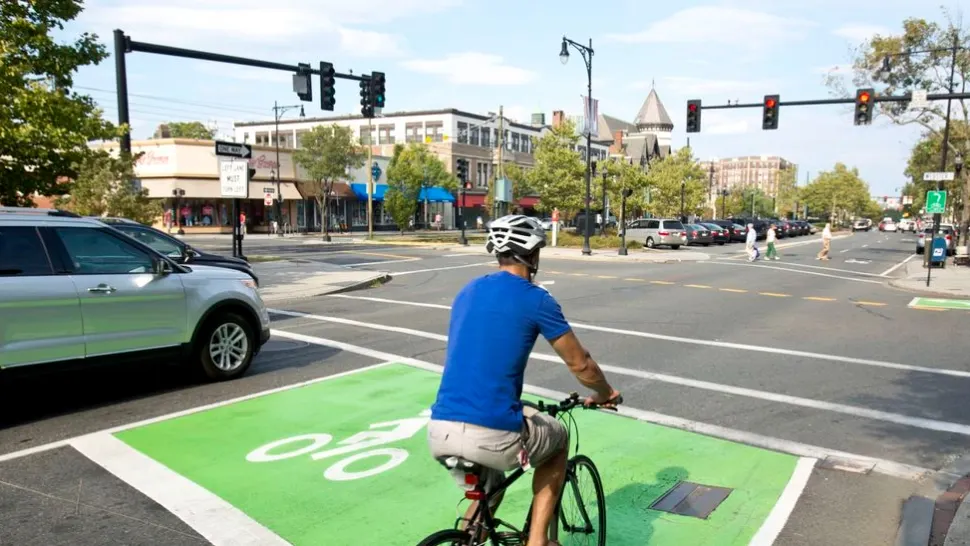 Atenție, șoferi! BIKE BOX - marcaj rutier nou pe bulevardele din Capitală - Amendă până la 750 de lei