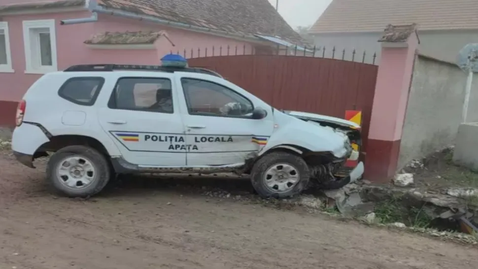 Un adolescent beat și fără permis a furat mașina poliției și s-a răsturnat cu ea