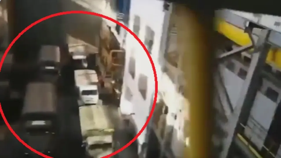 Camioane rusești parcate în interiorul centralei nucleare de la Zaporojie/Captură video Twitter