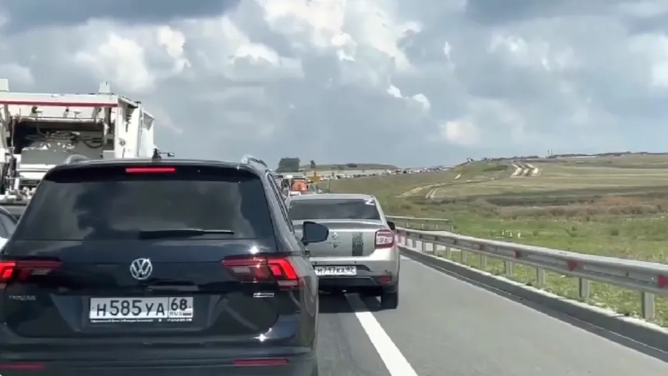 Cozi kilomometrice în Crimeea/ Captură video Twitter