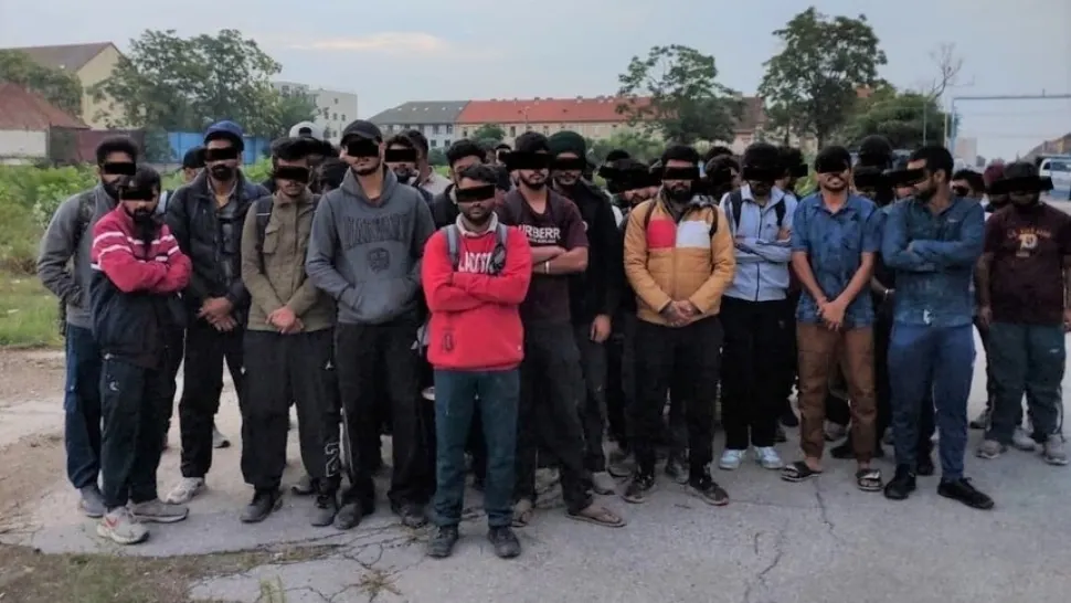 Zeci de migranţi, depistaţi în clădirea dezafectată a fabricii Elba