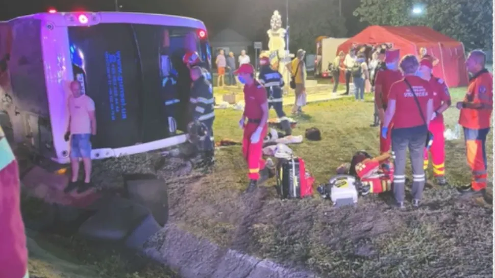 Autocar răsturnat. 2 persoane rănite. Foto/ISU