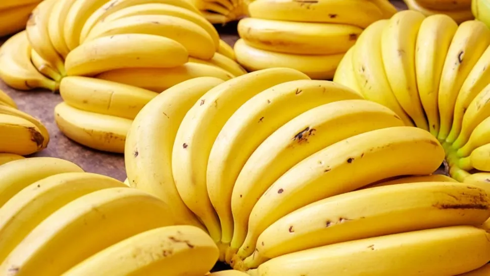 Ce a găsit o femeie într-o banană cumpărată din piață, de la tarabă: "În viața mea nu mai mănânc așa ceva!" - FOTO