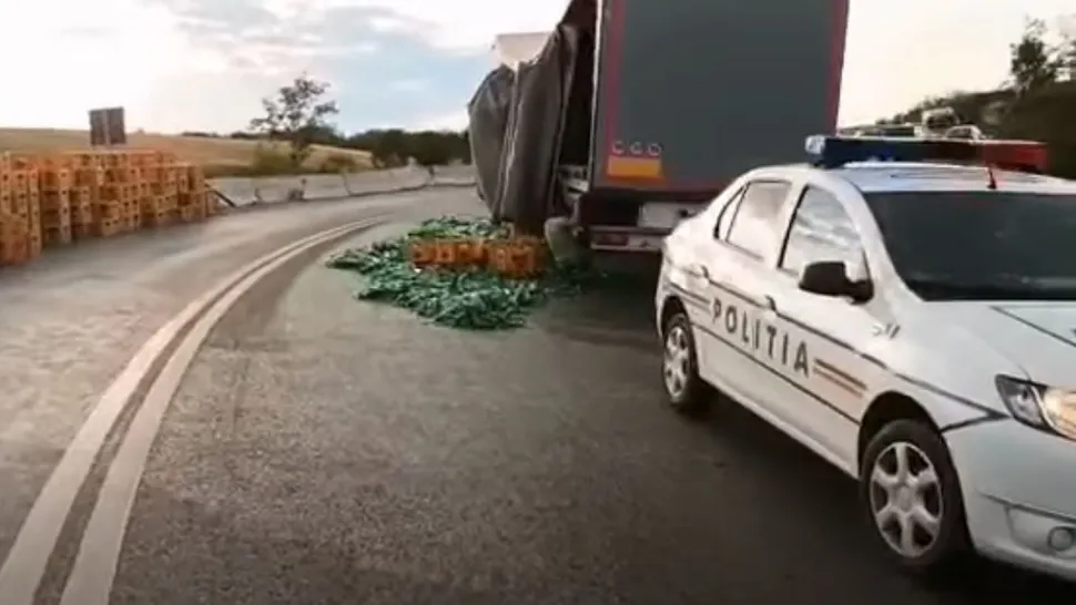 Camion cu bere răsturnat în șanț. Foto/Captură video