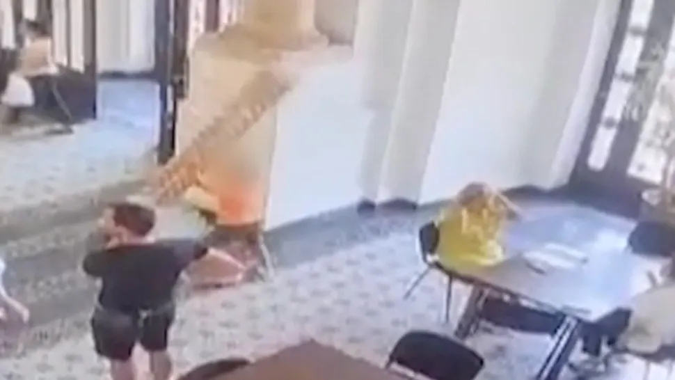 Copil ranit pe holul Primariei