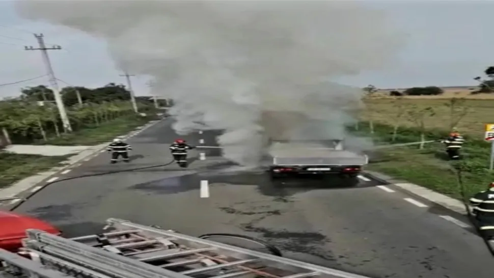 O autoutilitară a luat foc în mers