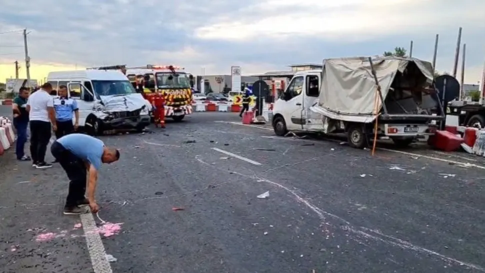 Accident cu 13 victime, la Lețcani! Impact puternic între o camionetă şi un microbuz