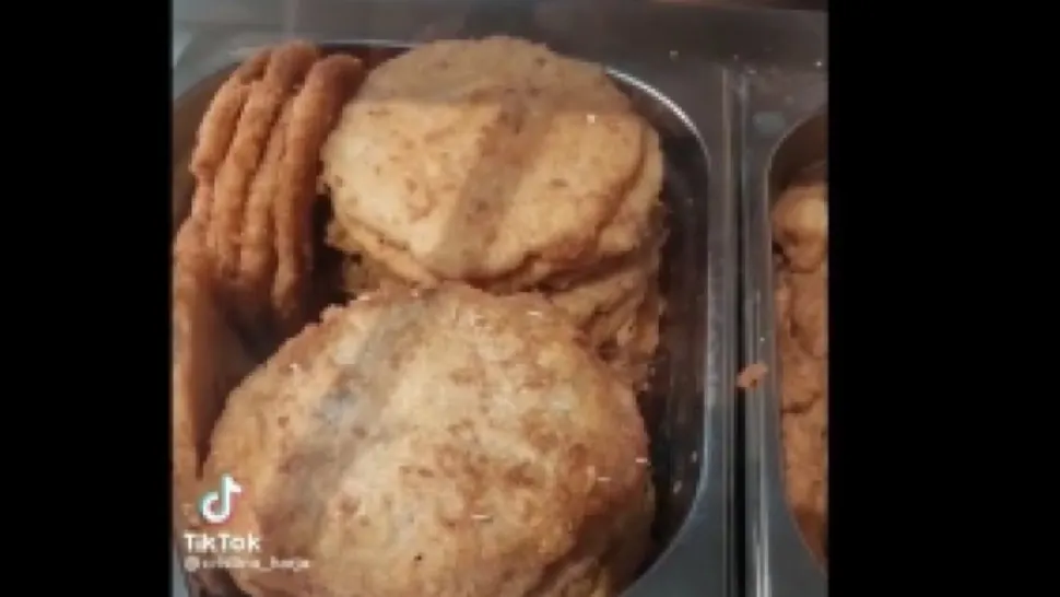 Carne cu VIERMI la vânzare în București. Fast food închis și amendat cu 19.000 de lei - Imagini dezgustătoare Foto: Captura video