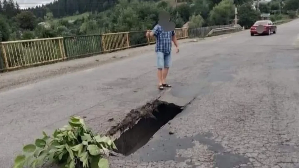 Încă un pod din județul Neamț a început să se rupă. În iunie, un pod inaugurat de Ionel Arsene s-a prăbușit - FOTO