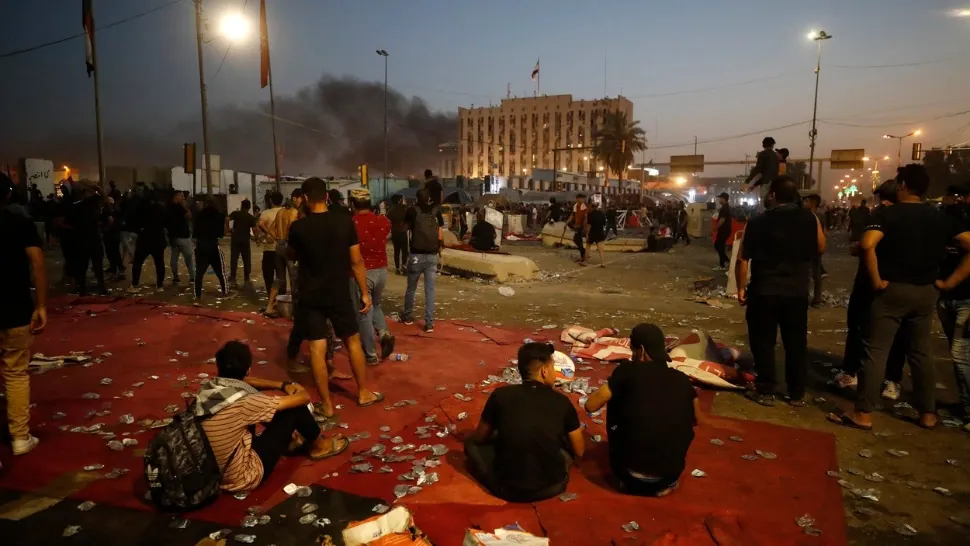 Scene de război civil în Bagdad. Se aud tiruri și explozii, protestatarii au lansat rachete. Cel puțin 15 morți, revolta s-a extins în alte orașe - FOTO