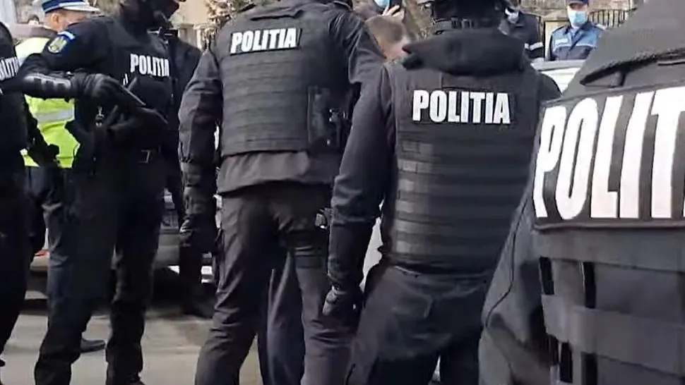 Bătaie cu săbii și bâte la Clejani - 5 bărbați după gratii, după ce conflictul dintre familii a fost oprit de mascați