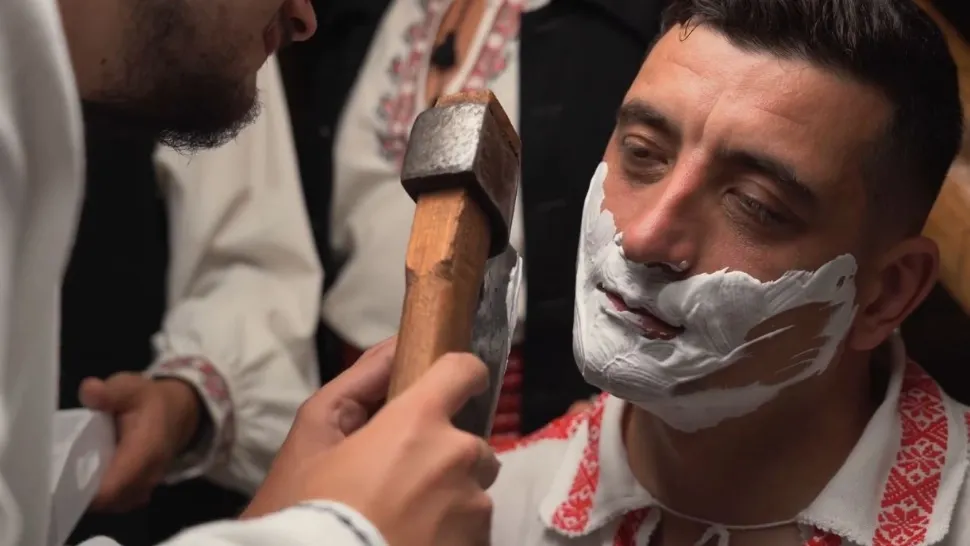 Mirele, bărbierit, conform tradițiilor, cu toporul. Captură video