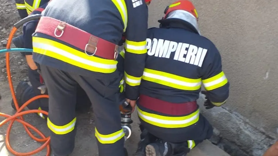 Un muncitor prins sub un mal de pământ la Vulpeni a decedat! Intervenția pompierilor a durat peste 4 ore