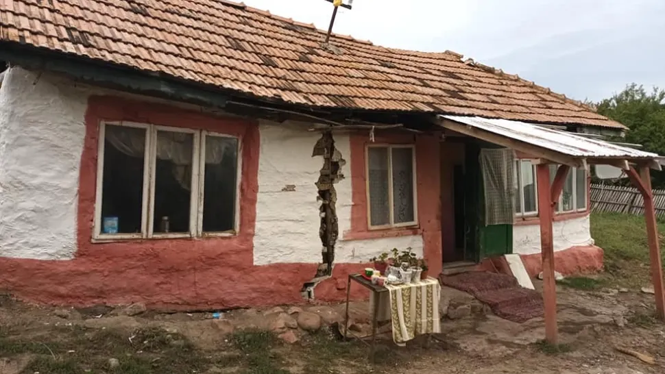 Casă ruptă în două după o alunecare de teren! Imagini incredibile