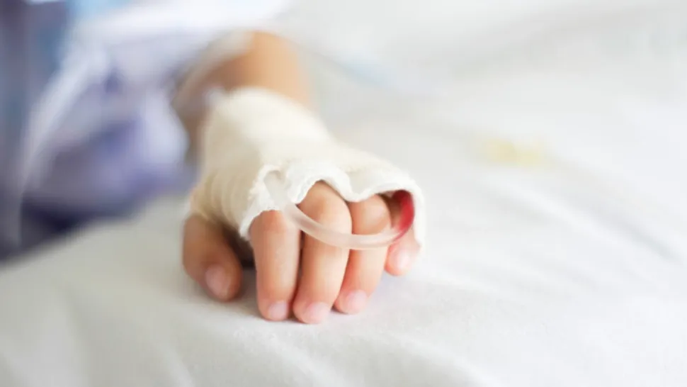 Un copil de 2 ani a căzut de la etajul patru al unui bloc, în Piatra Neamț - Ce șanse îi dau medicii - Mama sa e în stare de șoc