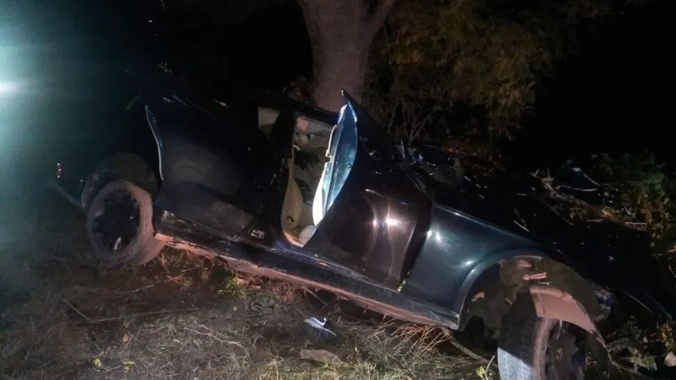 Tânăr de 25 de ani, GRAV rănit după ce a intrat cu mașina într-un copac în Botoșani - A fost transportat urgent la spital - FOTO