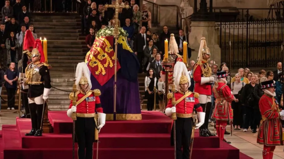 Bărbat arestat după ce a atins sicriul Reginei Elisabeta a II-a
