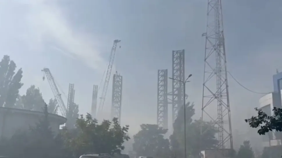 Incendiu de proporții pe o platformă petrolieră din Portul Constanța, mobilizare masivă a pompierilor - VIDEO