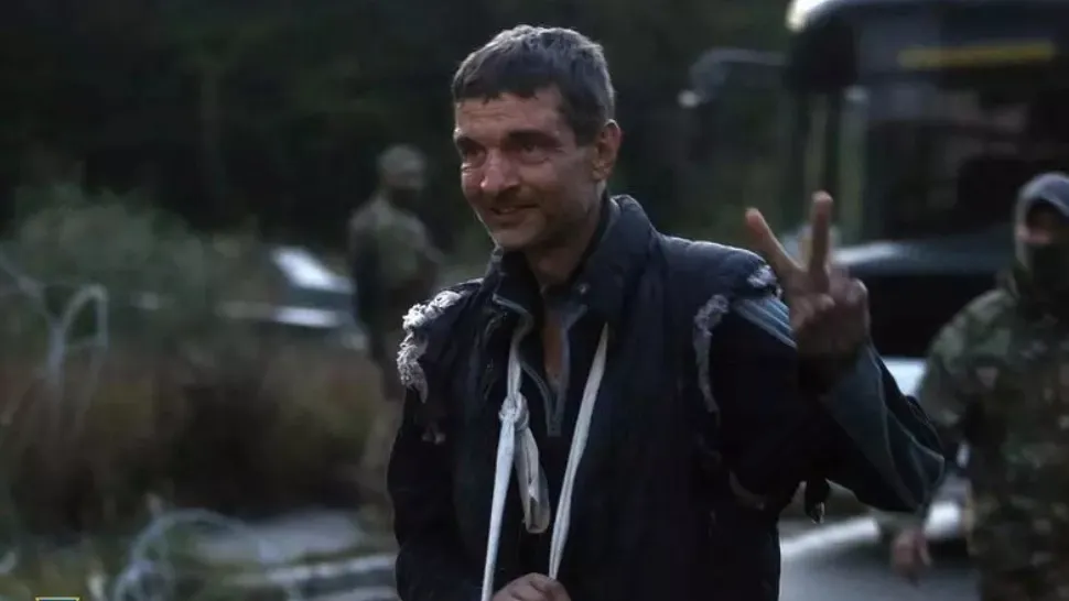 Imagini ȘOCANTE cu soldați ucraineni care au apărat Mariupol, eliberați după 4 luni în „lagărul” rusesc