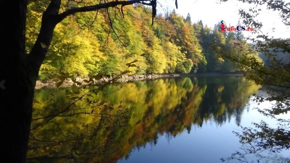 Lacul Buhui, în culorile toamnei: Veneția Banatului Montan - FOTO