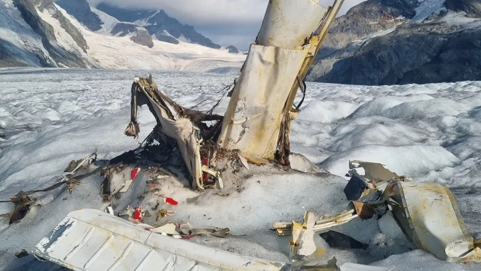 Avion dispărut acum 50 de ani, scos la suprafață după topirea unui ghețar. Lângă aeronavă, mai multe cadavre