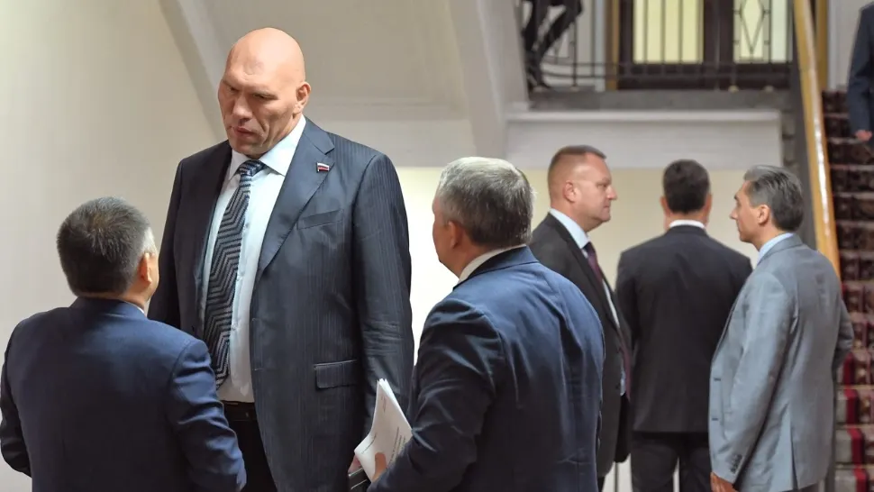 Gigantul Nikolai Valuev, cel mai masiv campion mondial din istoria boxului, chemat la MOBILIZARE