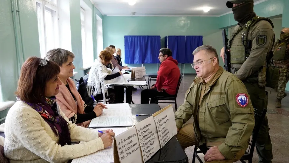 Teroare la Herson. Oamenii sunt puși să aleagă, sub amenințarea armei, ori vot pentru Rusia, ori sunt moblizați