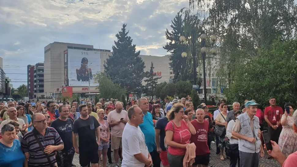 Protest la Ploiești, din cauza lipsei APEI CALDE. Sute de oameni în stradă - VIDEO