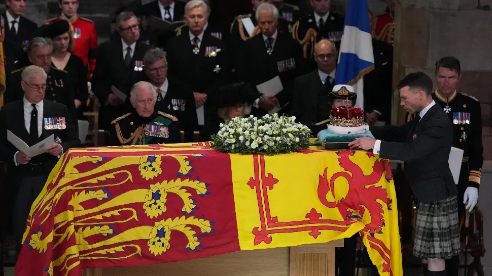 Regele Charles III la catafalcul mamei sale. Foto/Profimedia