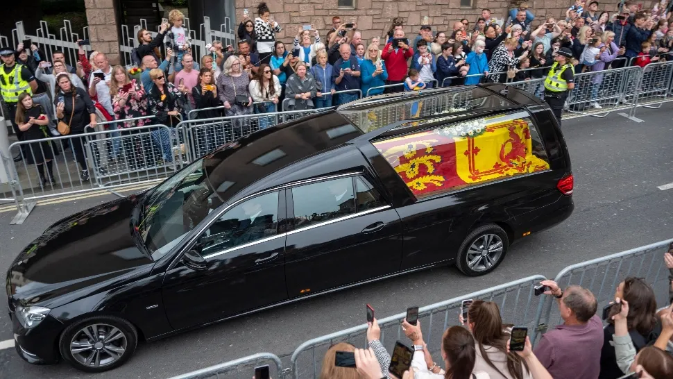 Britanicii vor sta la coadă ca să-și ia rămas bun de la Regina Elisabeta a-II-a. Foto/Profimedia