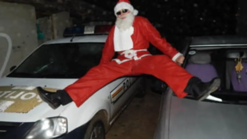 Un primar îi cere ministrului de Interne înlocuirea șefului de post: "Îmbrăcat în Moș Crăciun, a făcut șpagatul pe mașina Poliției!"